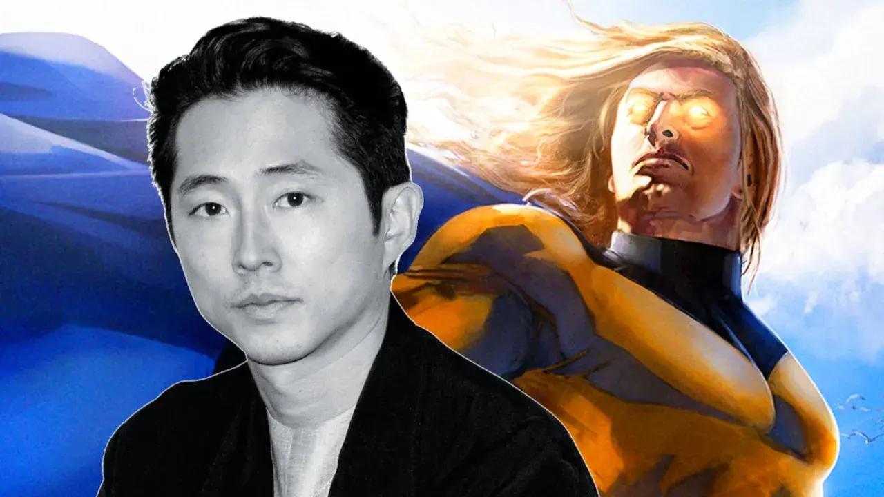 Steven Yeun, potentiel Sentry, pose devant une cape bleue et le héros aux yeux lumineux.