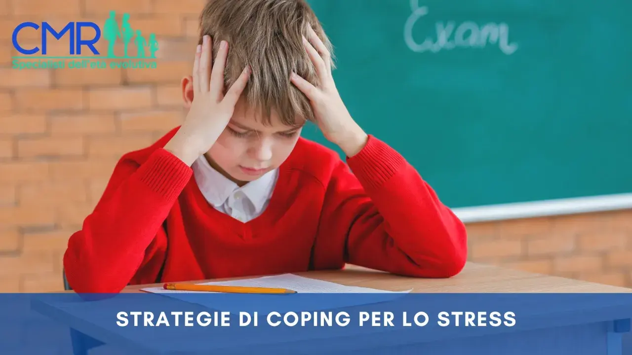 Bambino stressato con le mani tra i capelli, davanti a una lavagna con la parola "Exam". Impara strategie di coping per gestire lo stress.