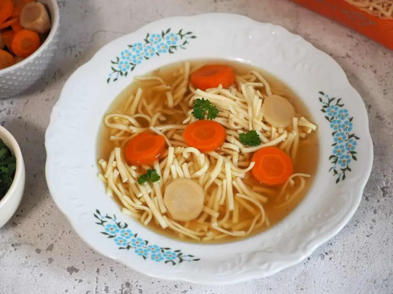 Aksamitny rosół z kaczki z makaronem, marchewką i kawałkami mięsa. Idealny na chłodne dni.