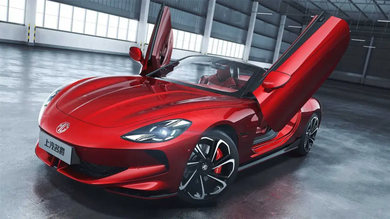 Czerwony MG Cyberster z otwartymi drzwiami typu gullwing. Zastanawiasz się nad mg cyberster cena?