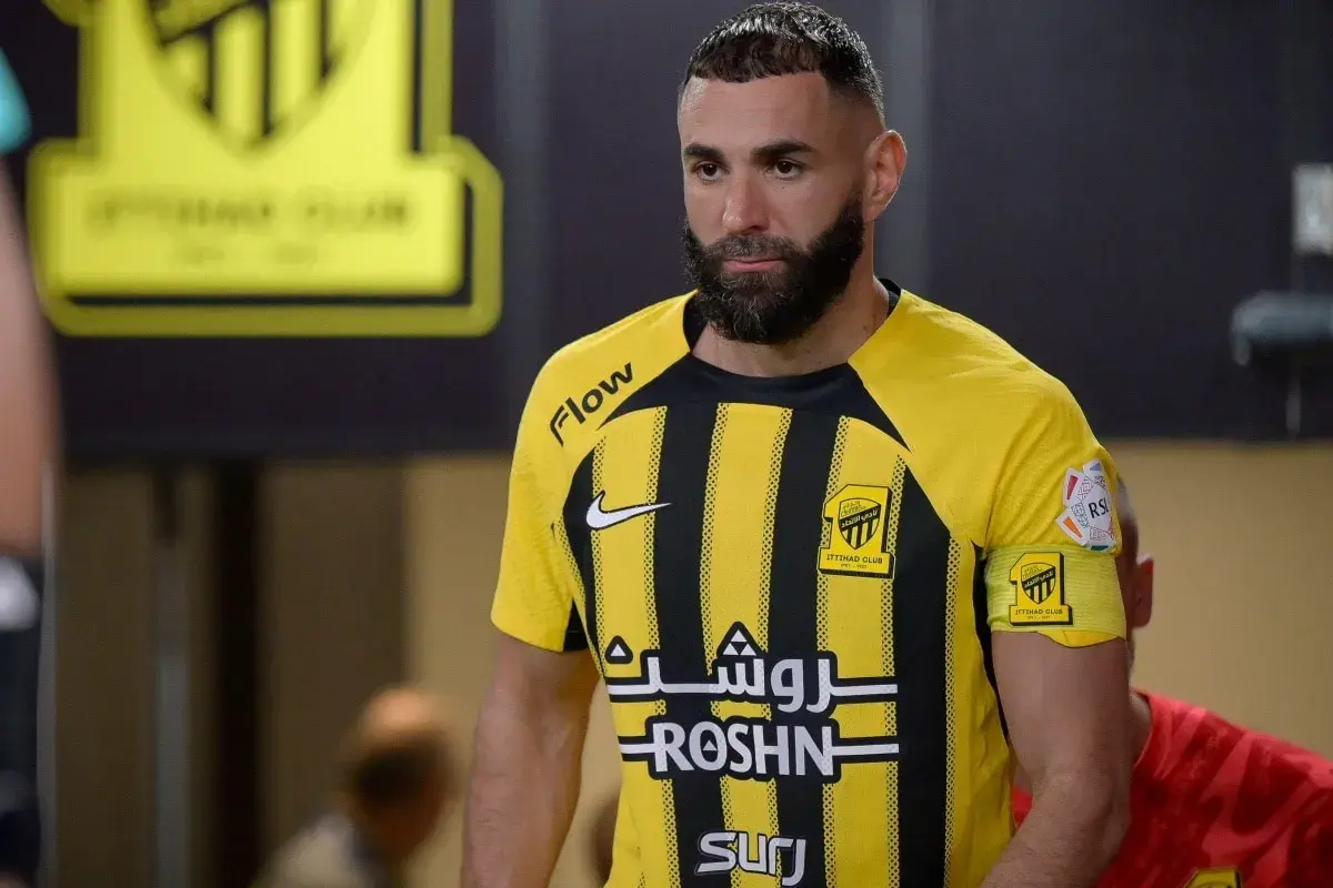 Karim Benzema w żółto-czarnej koszulce Al-Ittihad, gdzie gra.