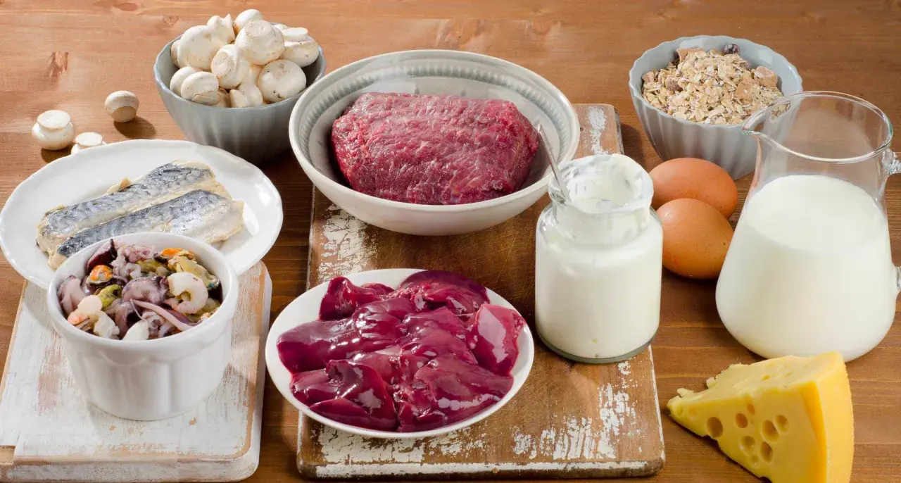 Lebensmittel reich an Vitamin B12, wichtig bei Morbus Meulengracht: Rindfleisch, Leber, Fisch, Eier, Milchprodukte, Pilze.