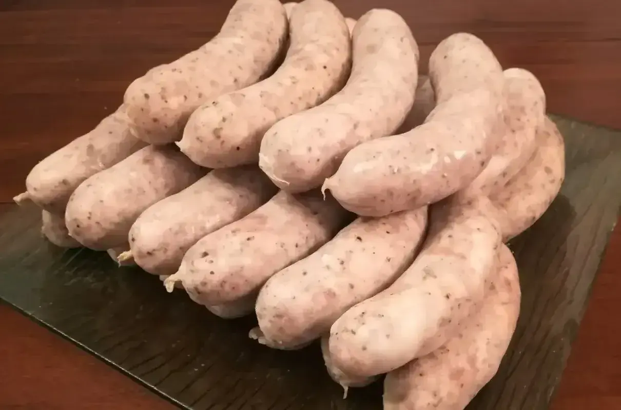 Stos białej kiełbasy, idealnej do tradycyjnego przepisu.
