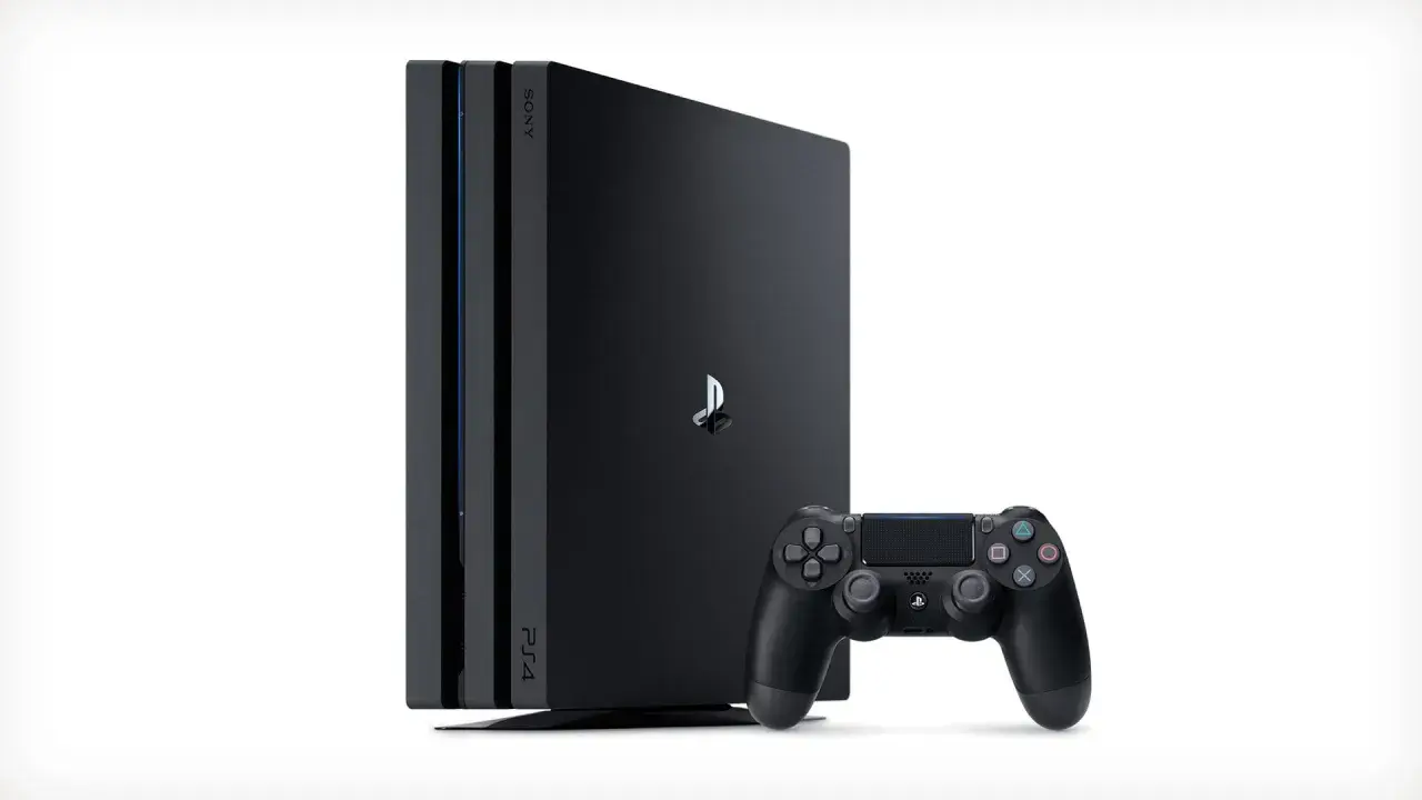 Konsola PlayStation 4 i kontroler. W którym roku wyszło PS4? Premiera miała miejsce w 2013 roku.