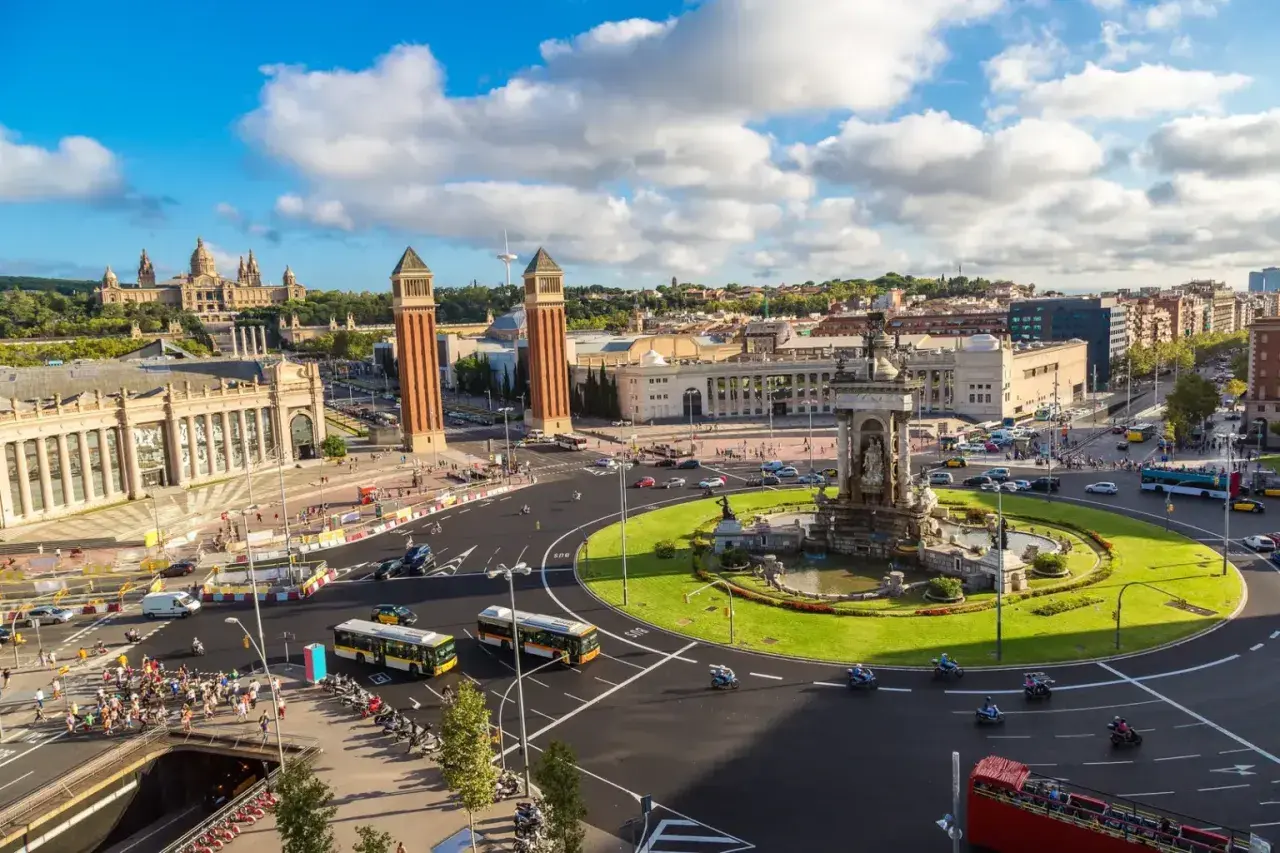 Plac Hiszpański w Barcelonie, z Fontanną Wenecji i wieżami w tle. Idealne miejsce, by zacząć zwiedzanie, gdy zastanawiasz się, co zobaczyć w Barcelonie.