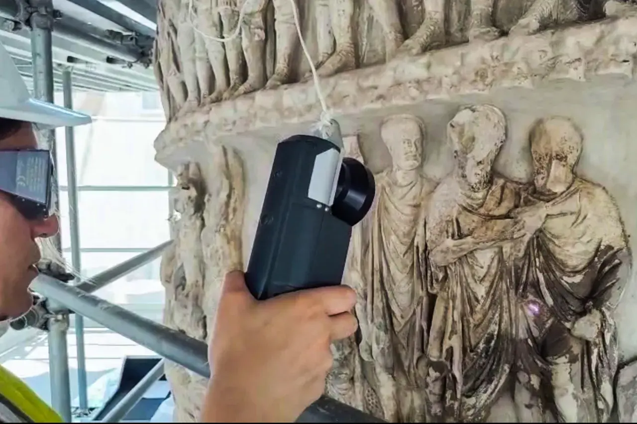 Tecnico con visore AR esamina i rilievi della Colonna di Marco Aurelio, creando un riassunto digitale della sua storia.