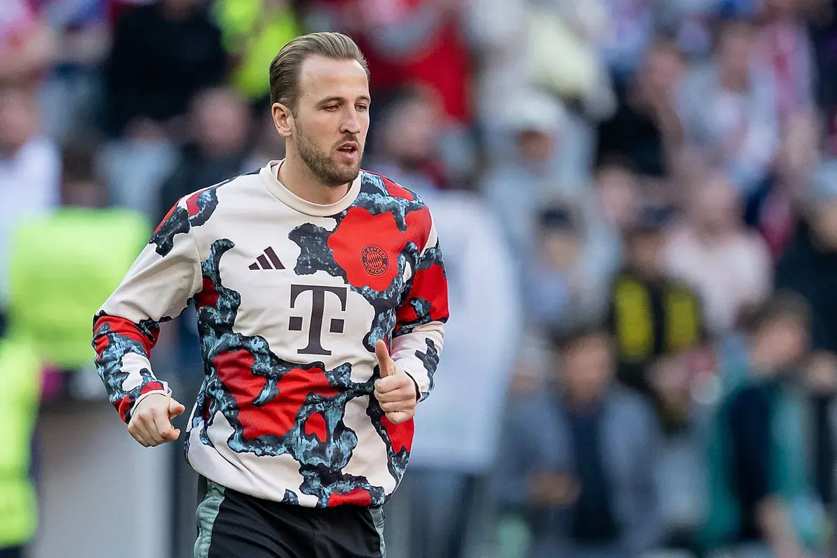 Harry Kane w bluzie z logo Bayernu Monachium przed meczem Union Berlin – Bayern.