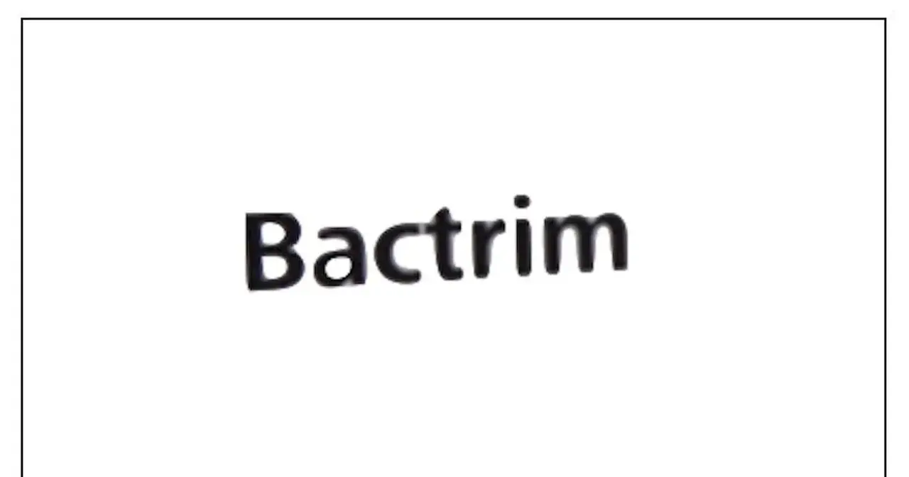 Napis "Bactrim" na białym tle. Informacja o tym, bactrim na co jest stosowany, może być kluczowa dla zdrowia.