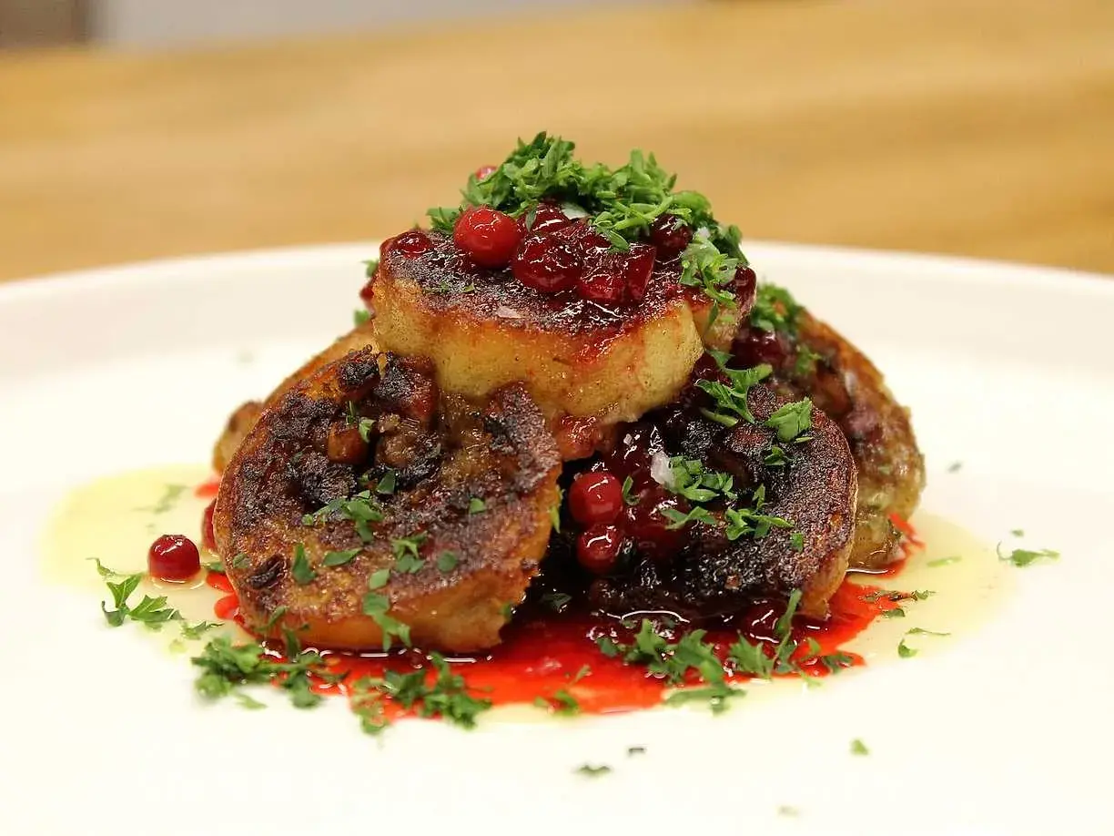 Stekta kroppkakor med lingonsylt och persilja. Ett klassiskt recept på kroppkakor som ser utsökt ut.
