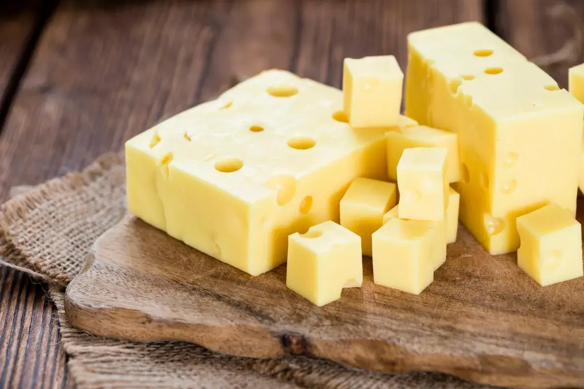 Formaggio a cubetti e a fette, ricco di vitamina K2, essenziale per la salute delle ossa e del cuore.