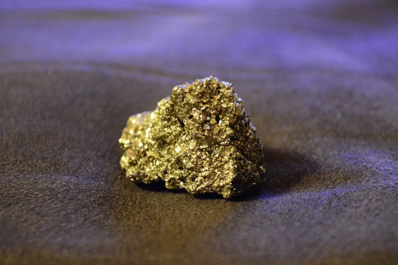 Błyszczący piryt, znany ze swoich właściwości, przypomina złoto. Jego metaliczny połysk i krystaliczna struktura fascynują.