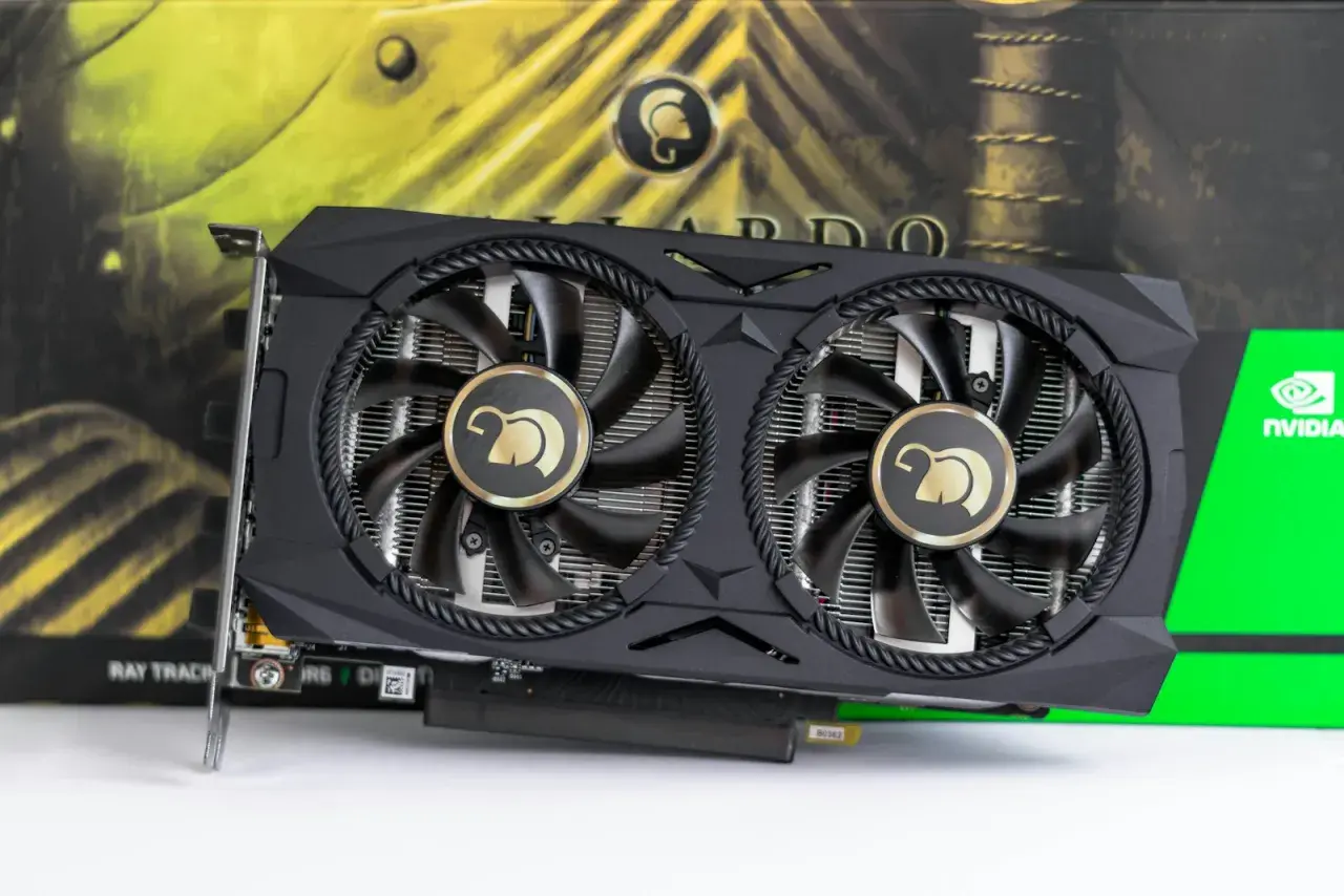 Tarjeta gráfica negra con dos ventiladores y logo dorado. Ideal para saber que tarjeta gráfica tengo y mejorar tu PC.