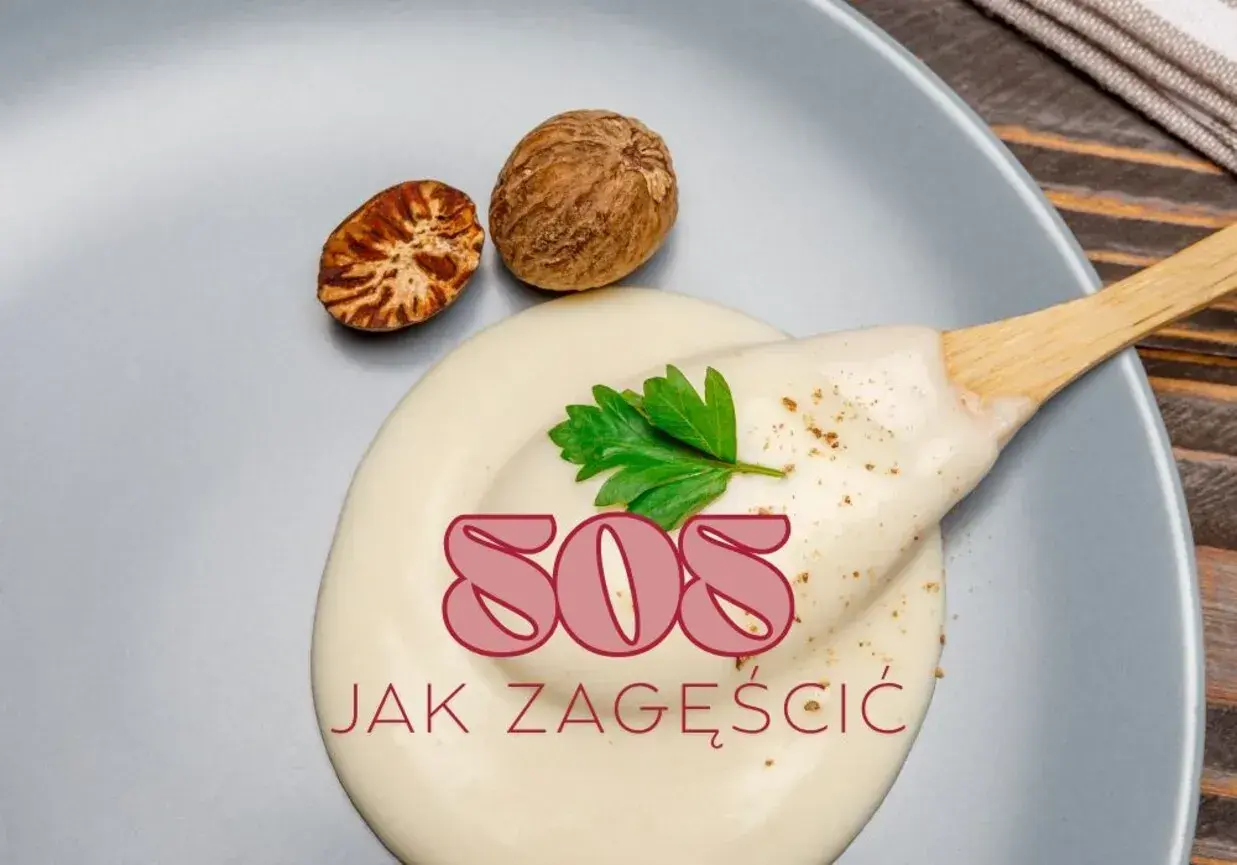 Gęsty sos śmietanowy do pizzy na talerzu, obok gałka muszkatołowa. Tekst "SOS JAK ZAGĘŚCIĆ".