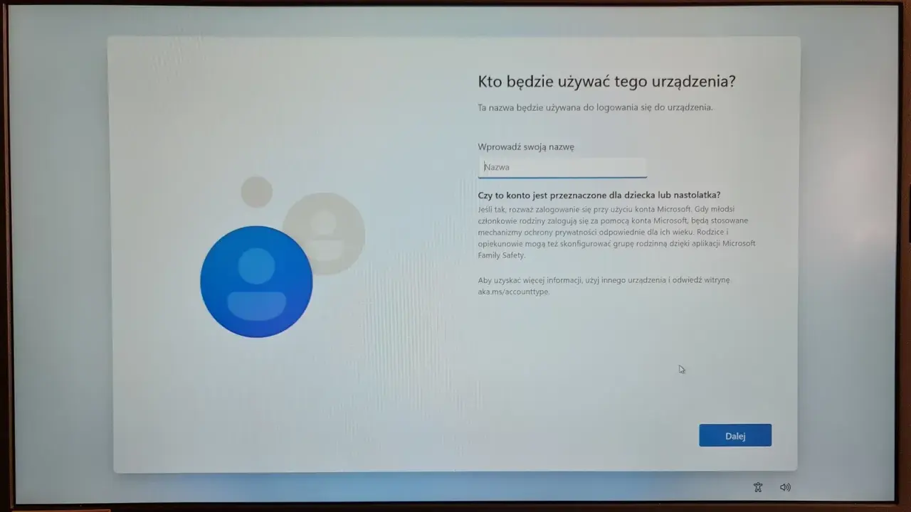 Instalacja Windows 11 bez internetu: ekran wyboru użytkownika. Wpisz nazwę, by kontynuować konfigurację.
