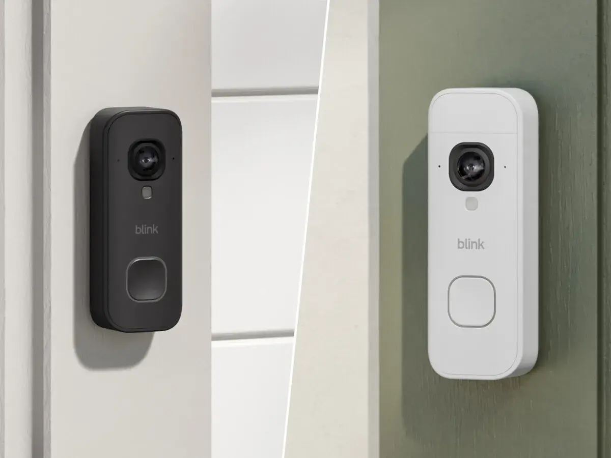 Dos tipos de videoporteros Blink, uno negro y otro blanco, instalados en paredes exteriores.