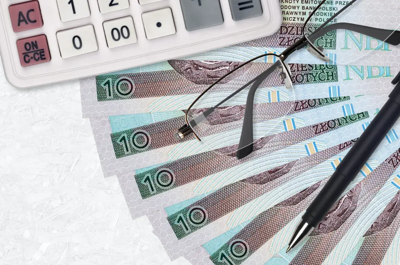 Kalkulator, okulary i długopis na banknotach 10 zł.