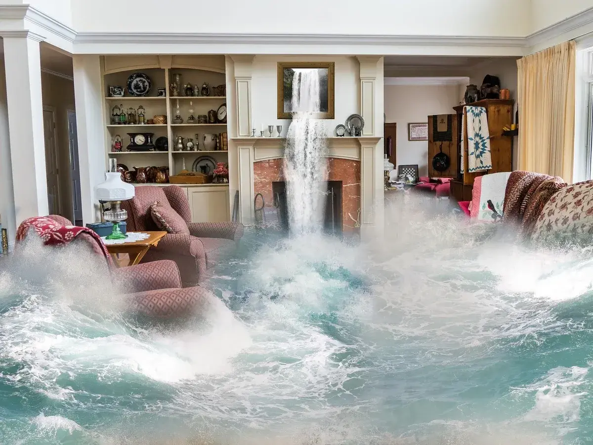 Un salón inundado, como si fuera un mal sueño, con agua cubriendo muebles y cascadas cayendo de la chimenea.