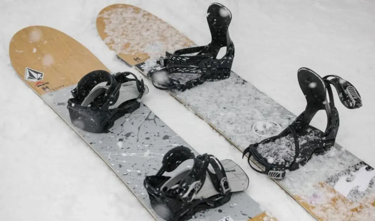 Dwie deski snowboardowe Salomon, gotowe na śnieżne szaleństwo.