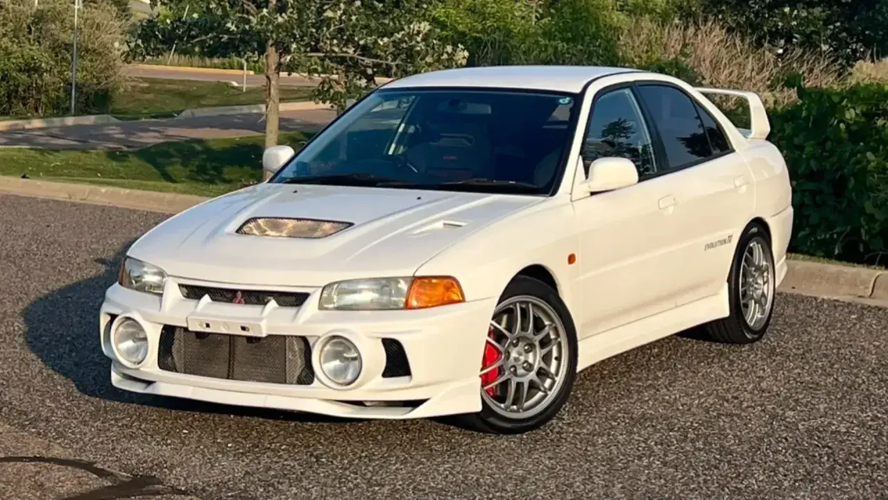 Blanco Mitsubishi Lancer Evolution IV, un coche deportivo icónico. Las **evo 4 opiniones** suelen destacar su diseño agresivo y rendimiento.