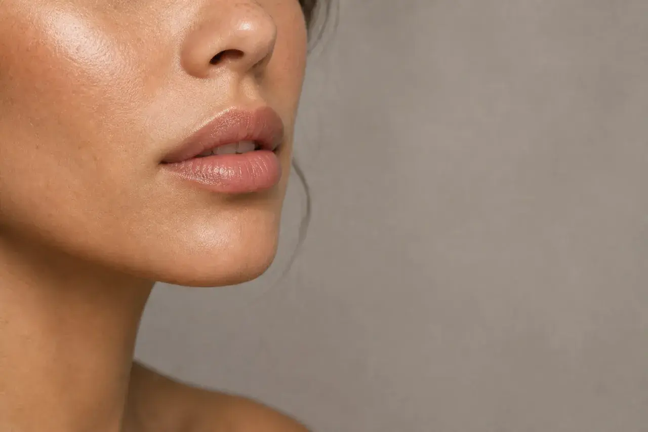 Naturligt fylliga läppar, kanske med hjälp av lip fillers, med en mjuk glans.