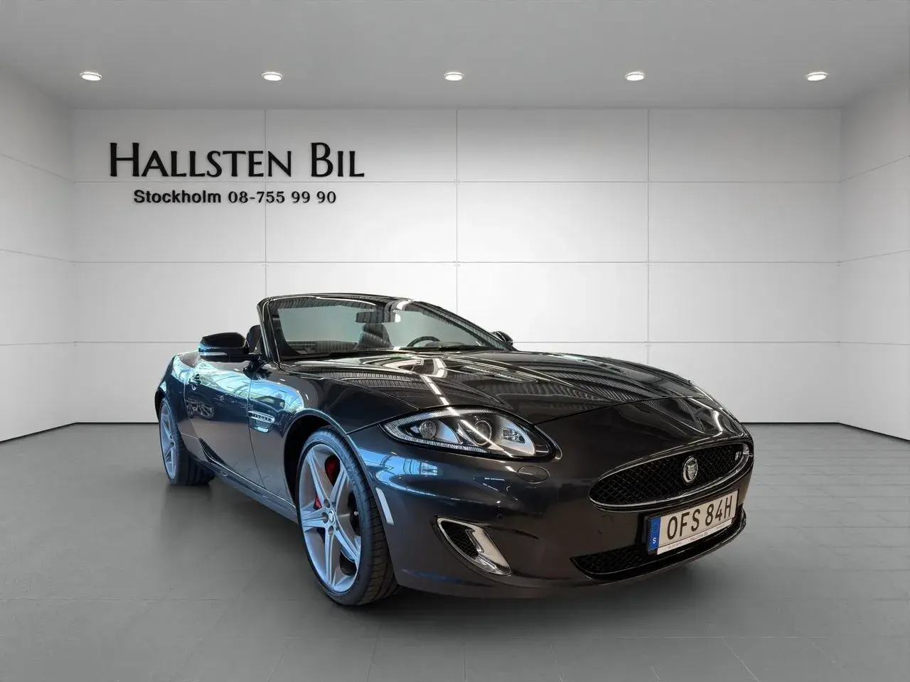 Mörkgrå cabriolet Jaguar XKR till salu hos Hallsten Bil. En sportig dröm som väntar på dig.