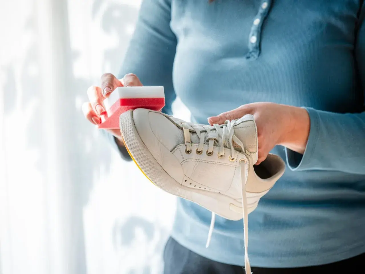 Weiße Sneaker reinigen: Mit einem Schwamm und etwas Reinigungsmittel werden die Schuhe wieder strahlend weiß.