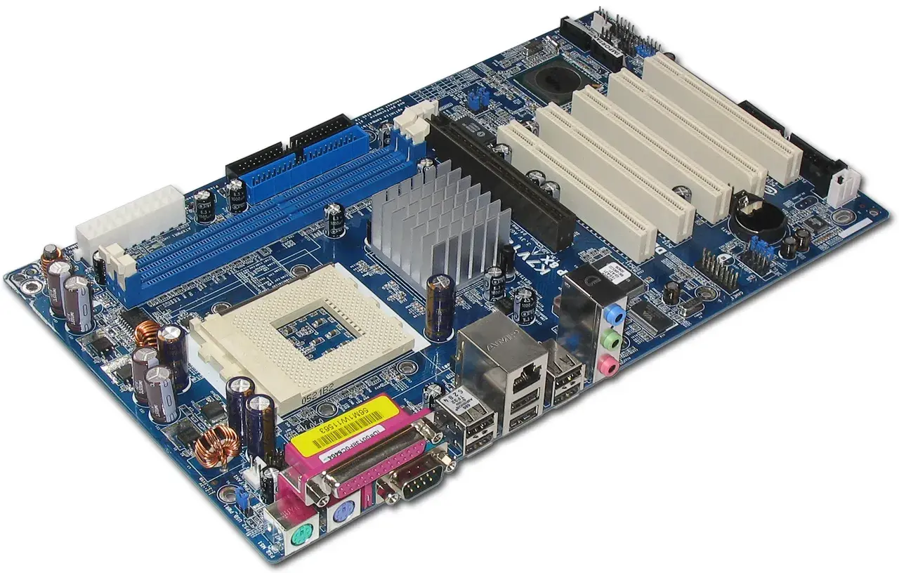 Carte mère d'ordinateur bleue avec dissipateur thermique, connecteurs RAM, PCI et ports d'entrée/sortie.