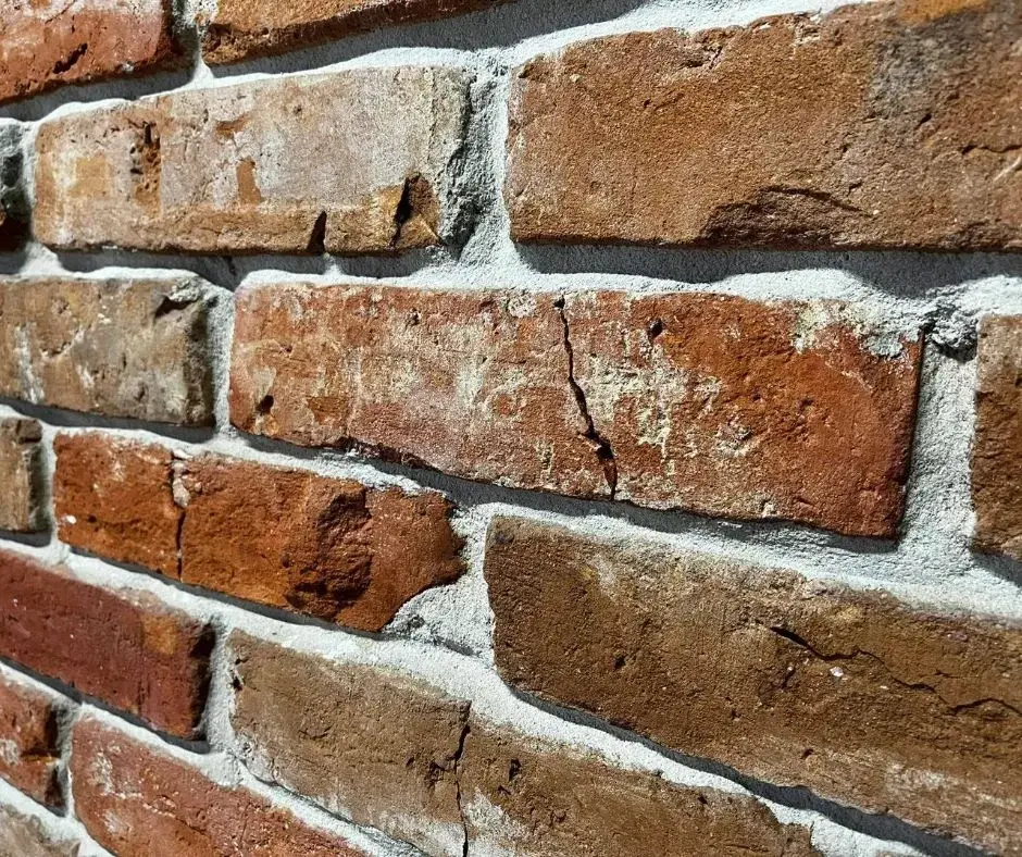 Jak skutecznie wyczyścić cegłę z zaprawy: 5 sprawdzonych metod