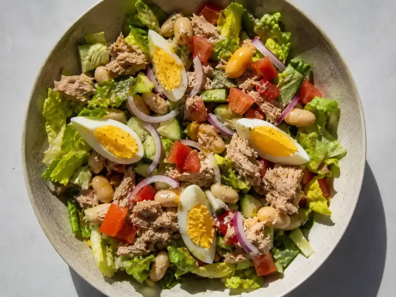 En fräsch tonfisk sallad med ägg, bönor, tomat, gurka och rödlök.