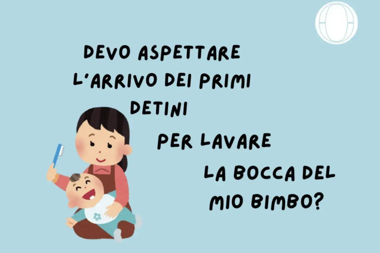 Mamma lava la bocca del neonato con uno spazzolino. La domanda è: devo aspettare i primi dentini per l'igiene orale del mio bimbo?