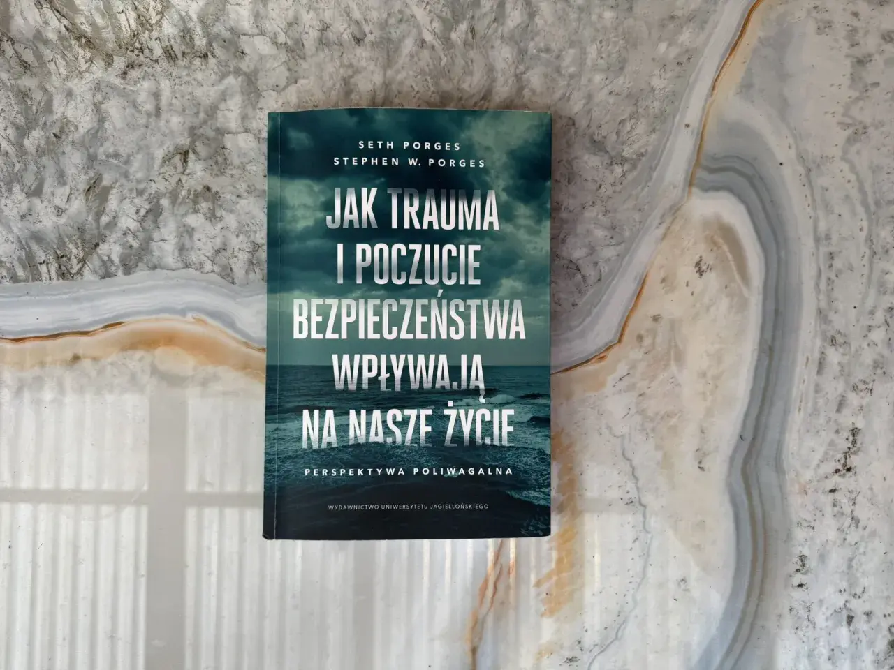 Książka "Jak trauma i poczucie bezpieczeństwa wpływają na nasze życie" Setha i Stephena Porgesów. To ważna lektura, bo nie zaczęło się od ciebie.