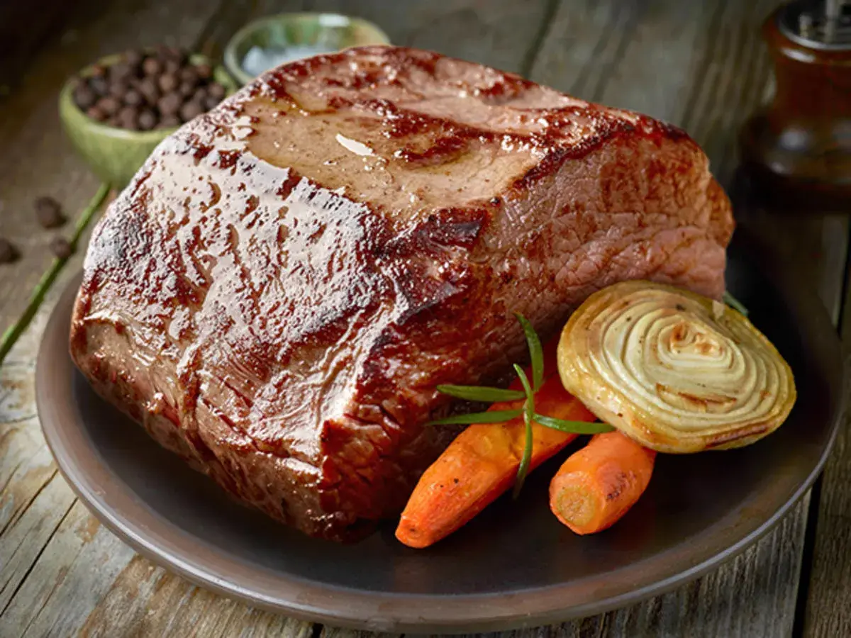 Saftiger rehbraten im ofen, mit karotten und zwiebeln. Perfekt für ein festliches Mahl.