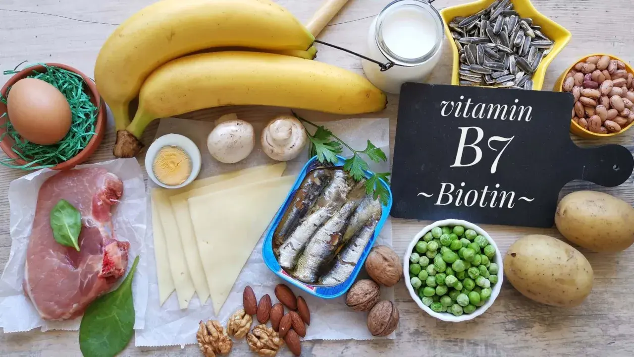 Biotin Lebensmittel: Bananen, Eier, Schweinefleisch, Pilze, Sardinen, Erbsen, Kartoffeln, Nüsse, Samen, Bohnen, Käse, Milch.
