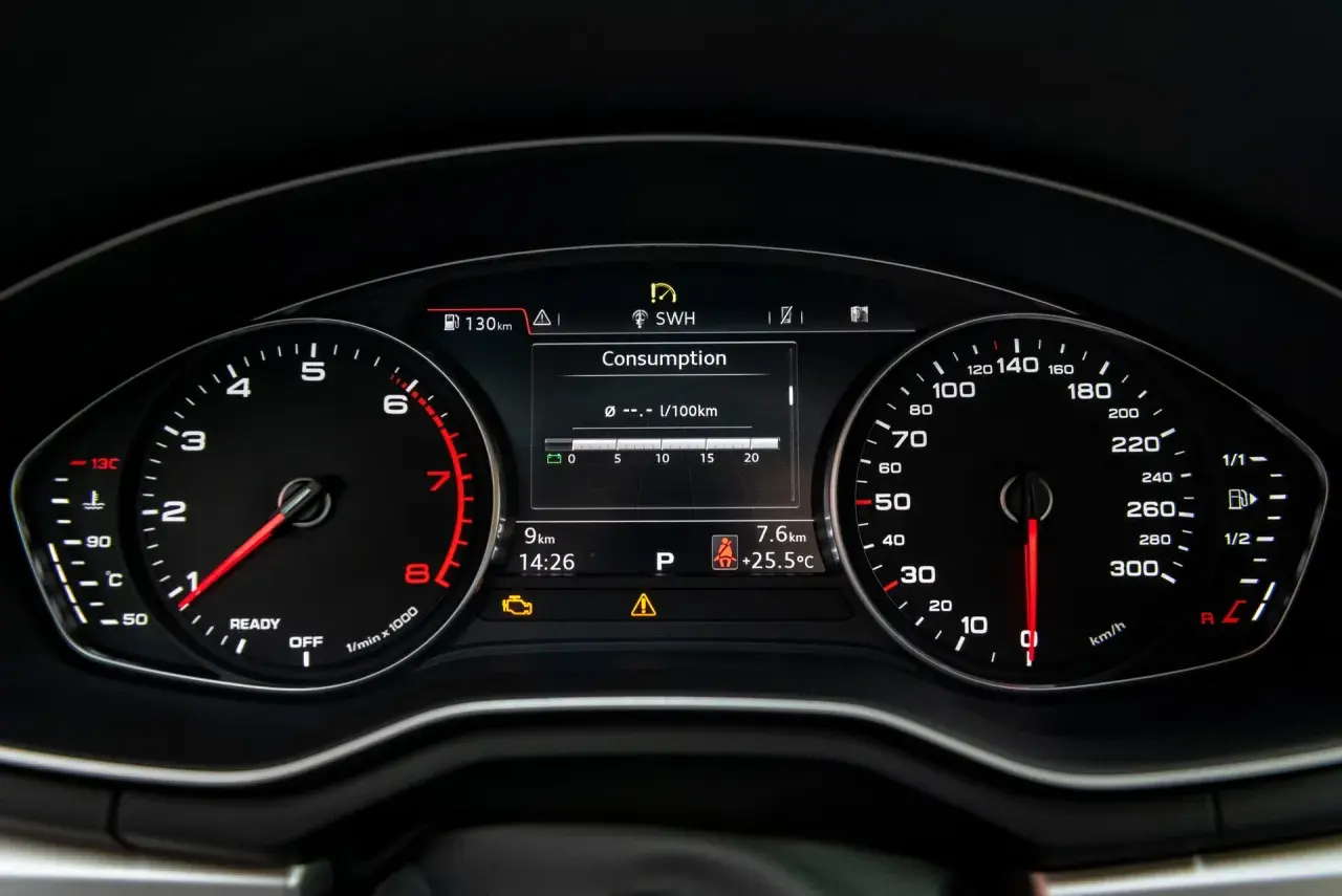 Armaturenbrett eines Audi A4 B9 mit Anzeige für Kraftstoffverbrauch und Kilometerstand. Der Inspektionstermin rückt näher.