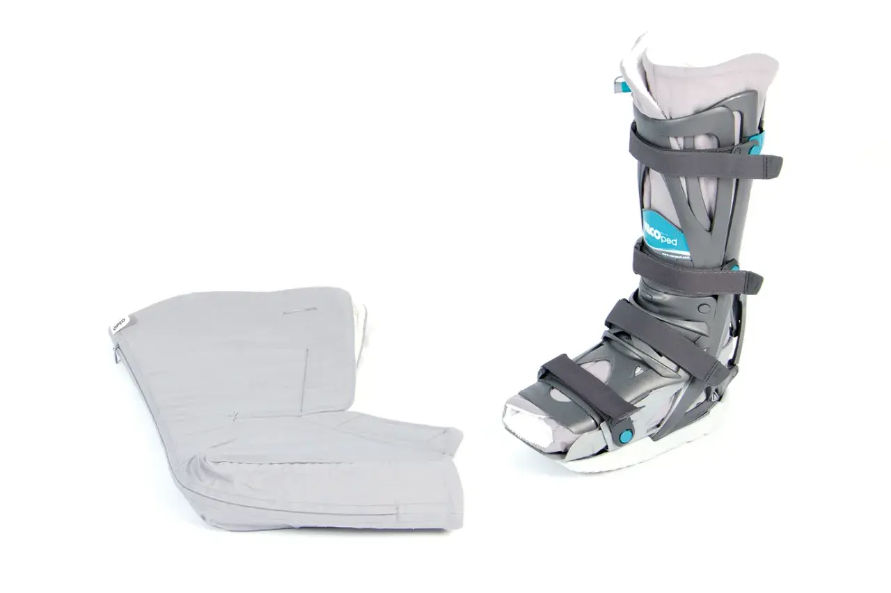 Ein VACU-PED Schuh, wie fest er ist, und sein gepolsterter Innenschuh auf weißem Hintergrund.