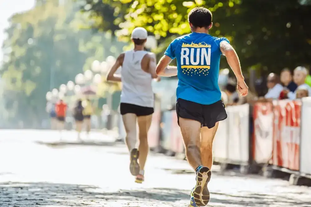 Co to jest maraton? Poznaj jego znaczenie i wyzwania biegowe