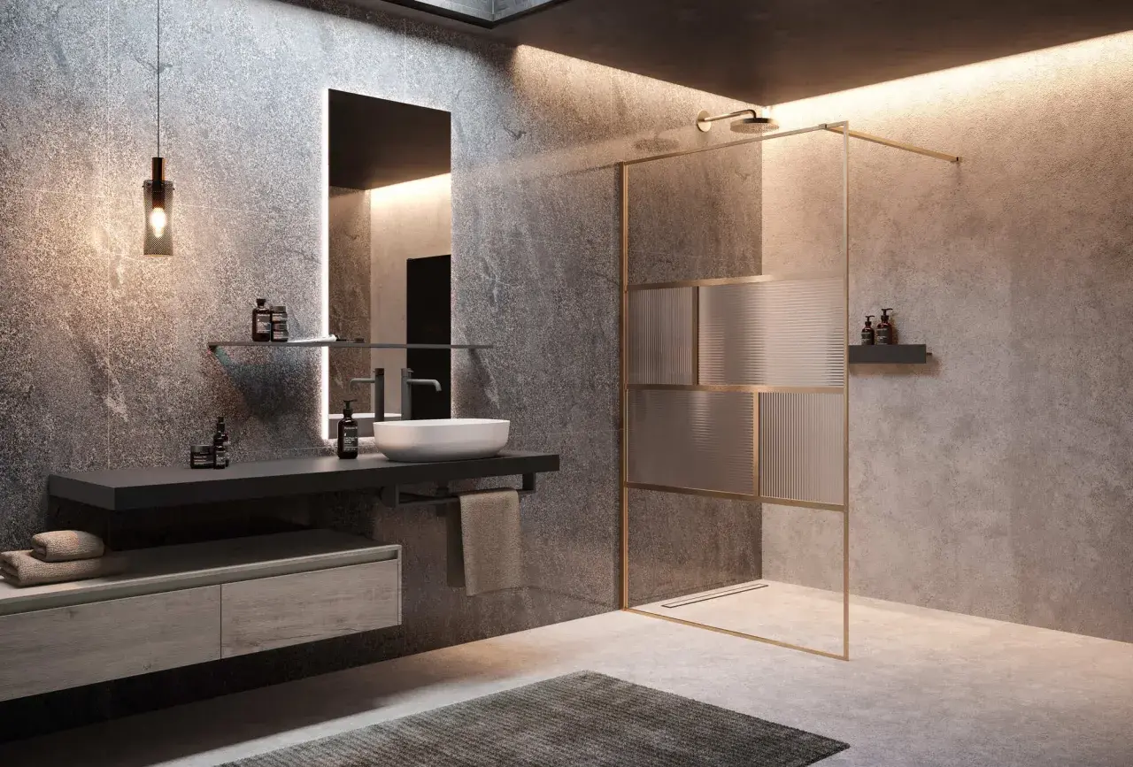 Bagno moderno con doccia walk-in. Svantaggi? Forse la pulizia del vetro, ma l'estetica è impagabile.