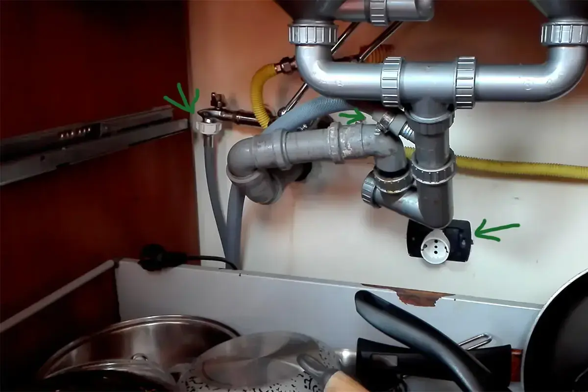Connessioni idrauliche e presa elettrica per il montaggio lavastoviglie incasso.