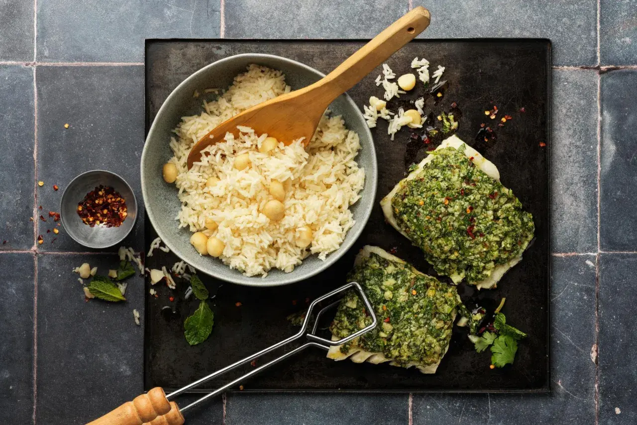 Due filetti di luccio alla griglia con erbe aromatiche e spezie, serviti con riso basmati e ceci.