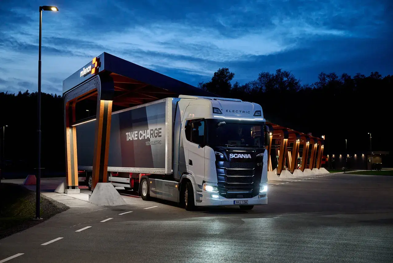 Camion électrique Scania de la nouvelle gamme, en charge dans une station moderne.