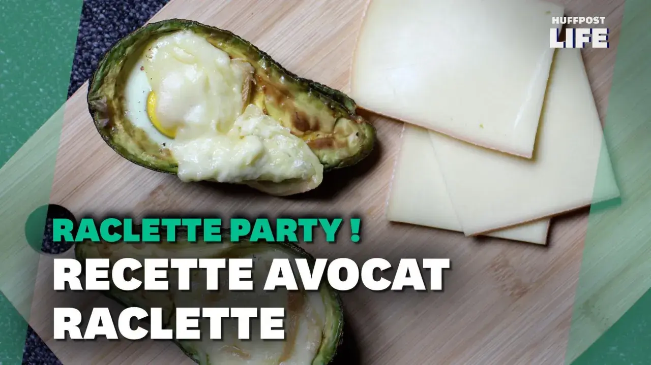 Avocat farci d'un œuf et de fromage fondu, une recette de raclette sans pomme de terre, avec des tranches de fromage à côté.