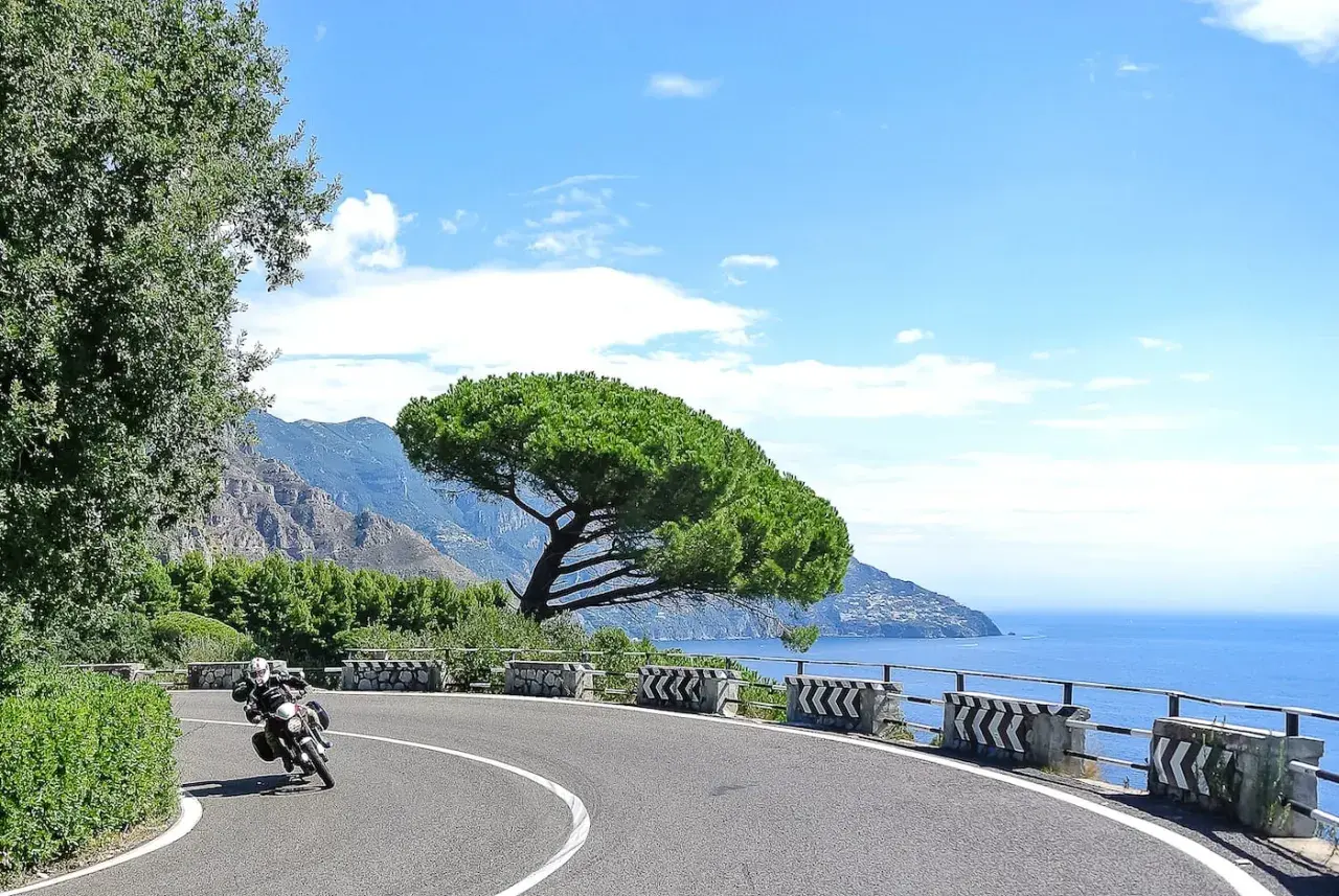 Motociclista su strada panoramica con vista sul mare, vicino a Monterosso al Mare.