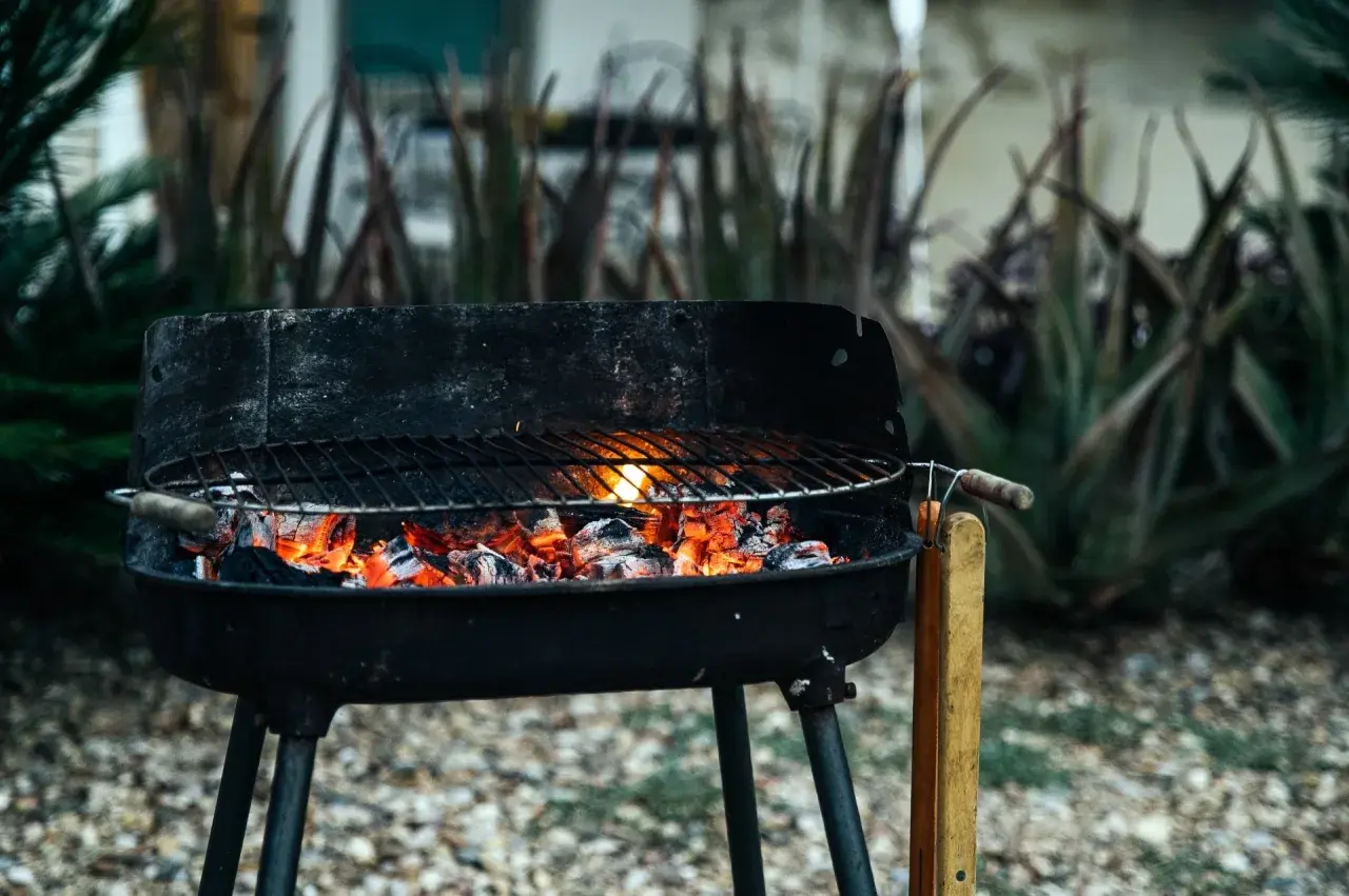Brasero prêt pour la cuisson barbecue, braises ardentes sous la grille. L'été arrive !