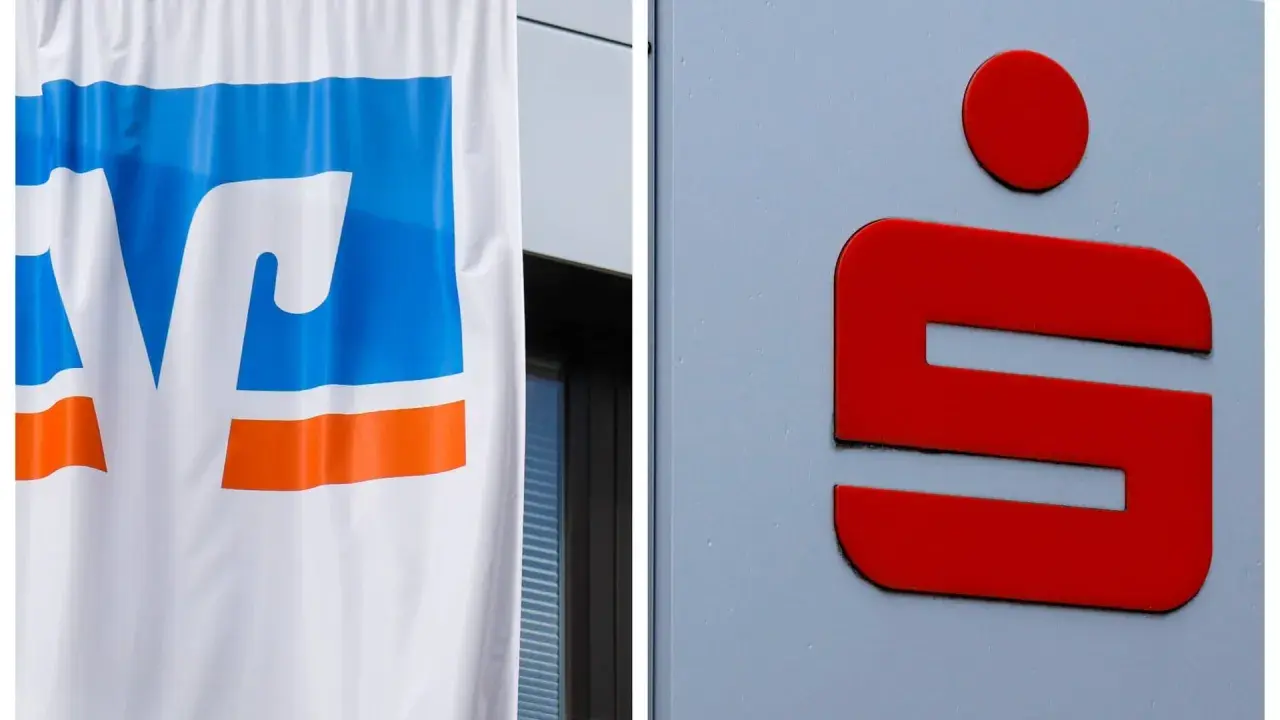 Links das Logo der Volksbank, rechts das rote "S" der Sparkasse. Ein visueller Vergleich der Banken.