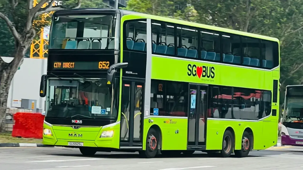 Jasnozielony autokar piętrowy SG BUS z numerem 652 na trasie City Direct.