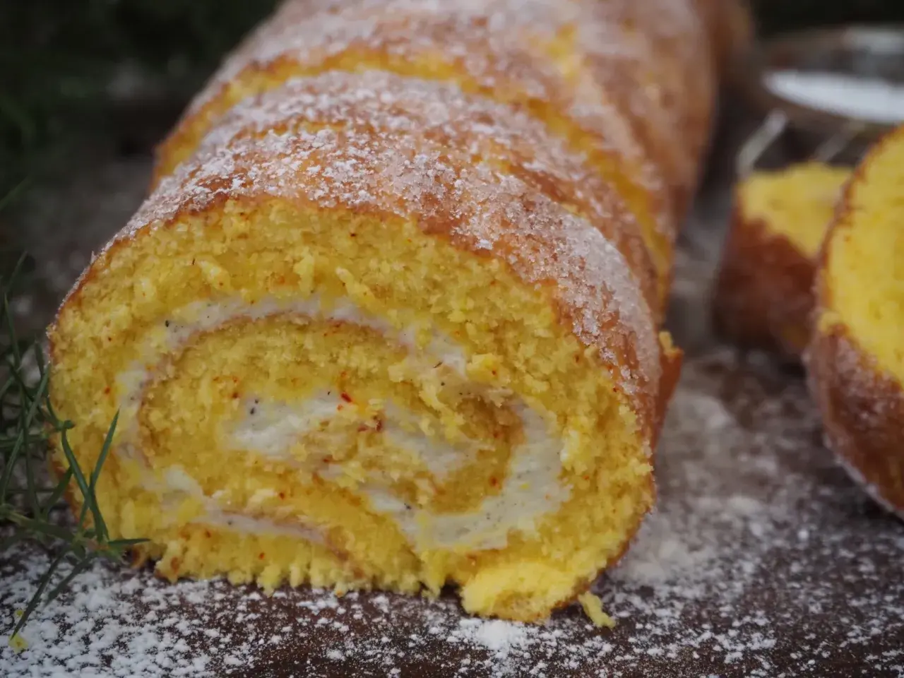 En saftig saffransrulltårta med krämig fyllning av philadelphiaost, pudrad med florsocker. Perfekt för fika!