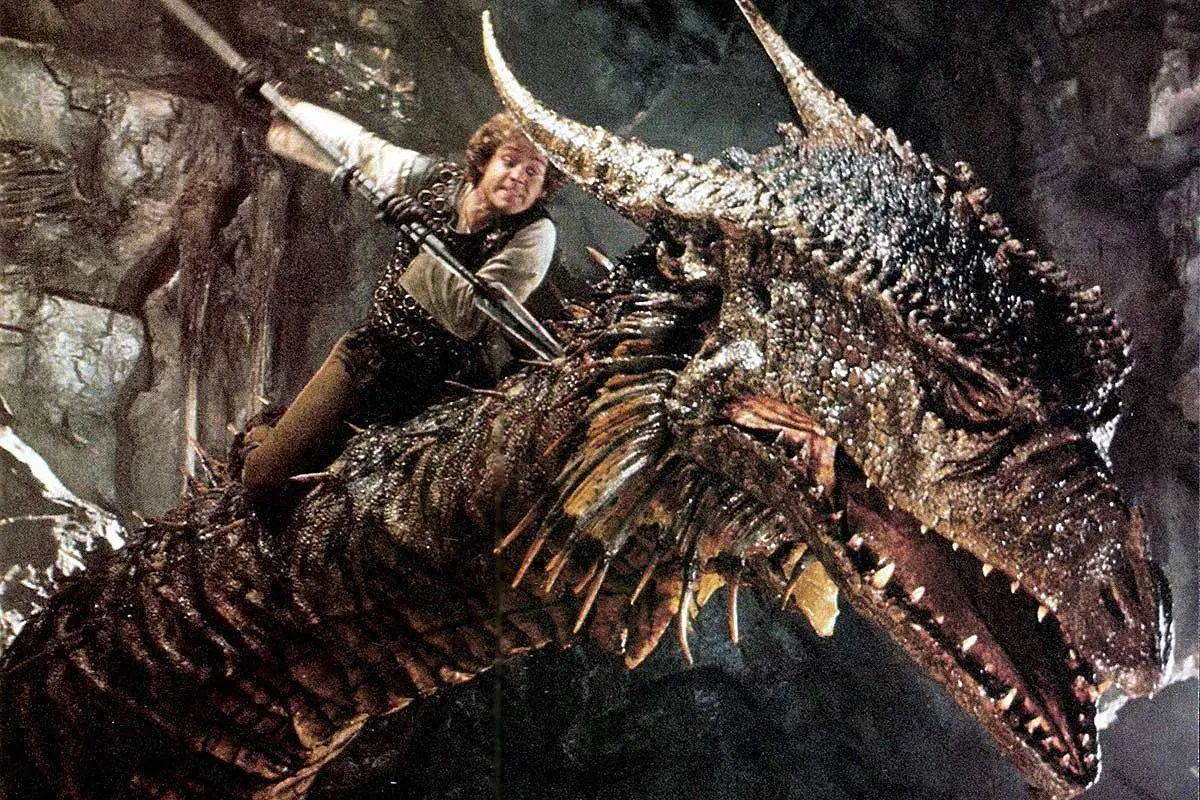 En man med svärd rider på en drake, en klassisk scen från fantasy filmer.