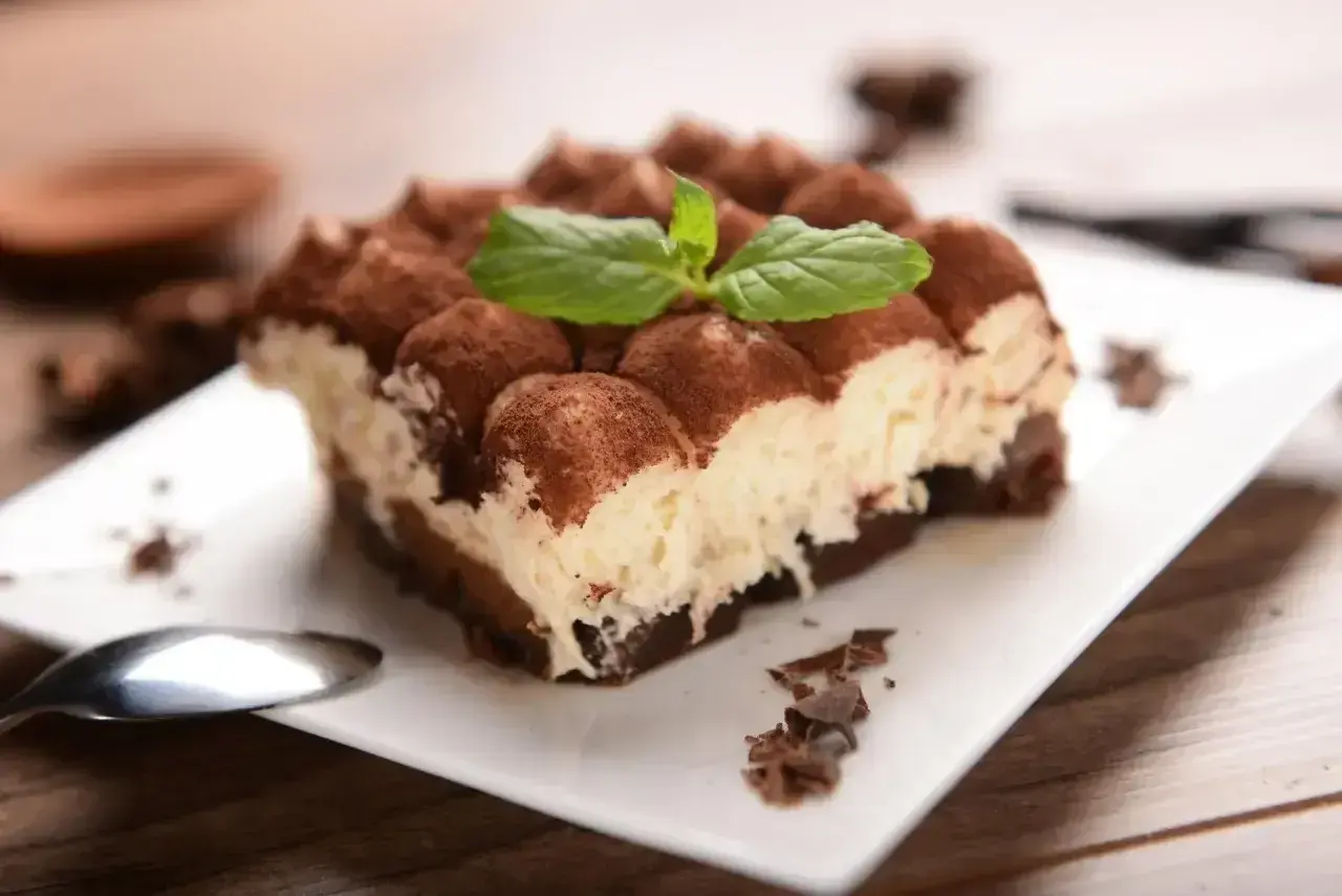 Pyszne tiramisu z kremem mascarpone. Zastanawiasz się nad mascarpone kcal? Ten deser to prawdziwa uczta dla zmysłów!