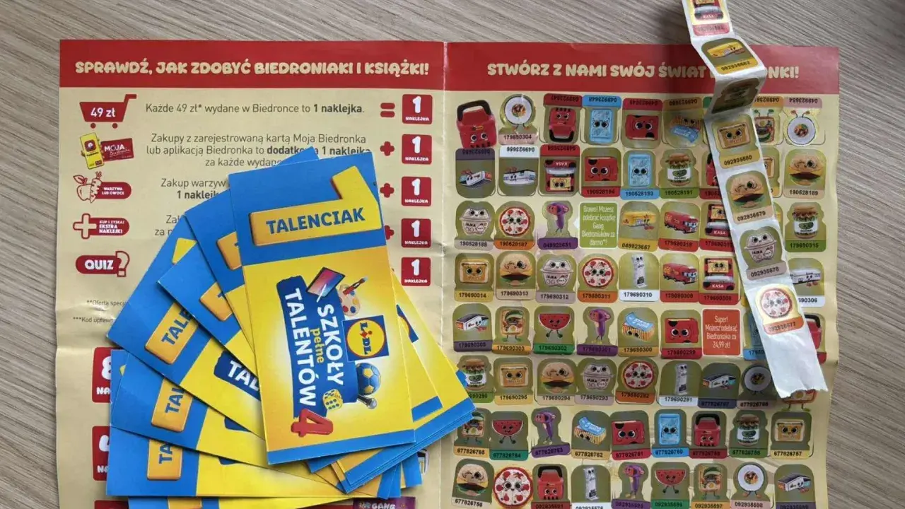 Naklejki z Biedronki i karty "Szkoły pełne talentów" na tle promocji.
