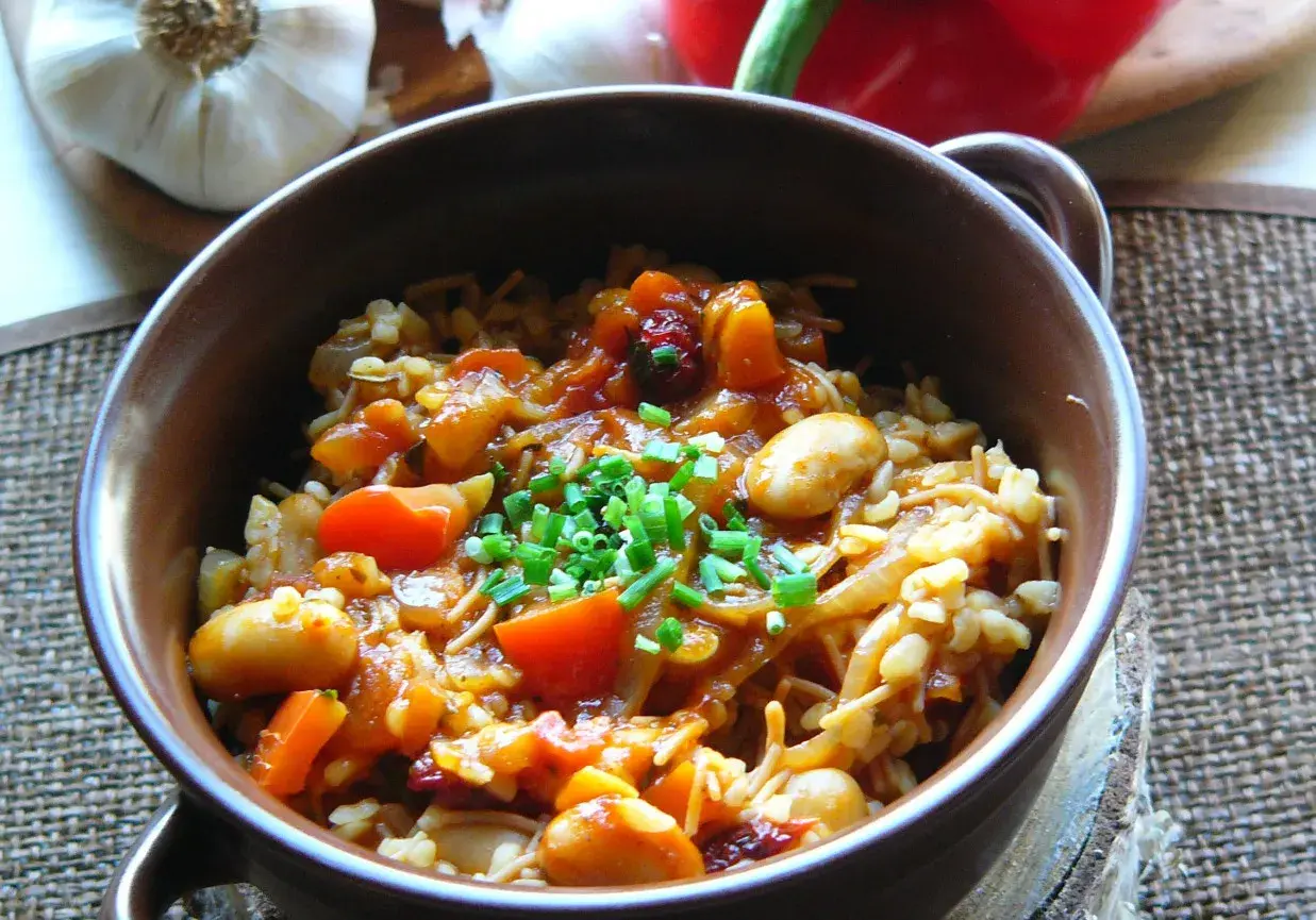 Kasza bulgur z warzywami: aromatyczne danie z pomidorami, fasolą i szczypiorkiem.